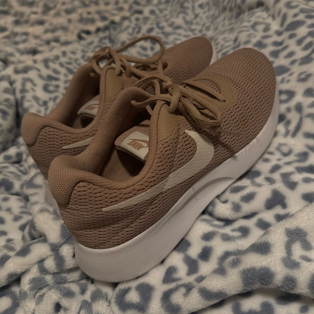 women’s nike tanjun sneakers